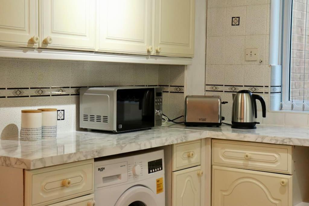 Lovely Staycation With Family Free Parking & Wifi Leeds  Dış mekan fotoğraf