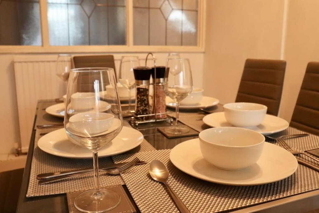 Lovely Staycation With Family Free Parking & Wifi Leeds  Dış mekan fotoğraf