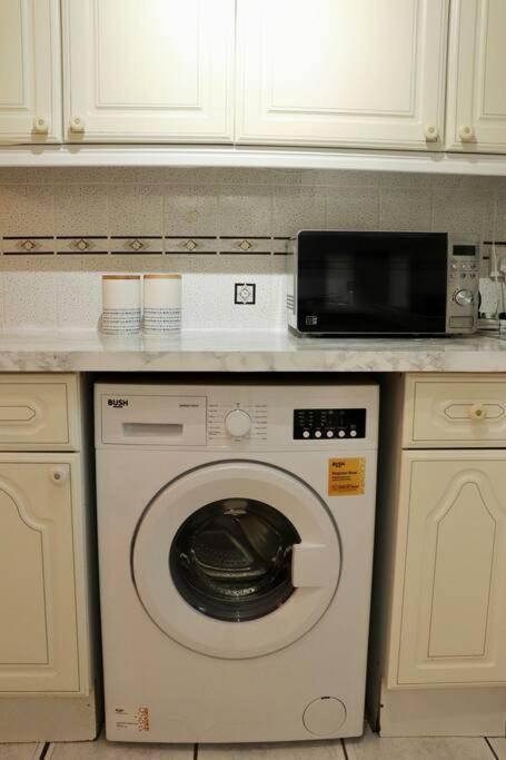 Lovely Staycation With Family Free Parking & Wifi Leeds  Dış mekan fotoğraf