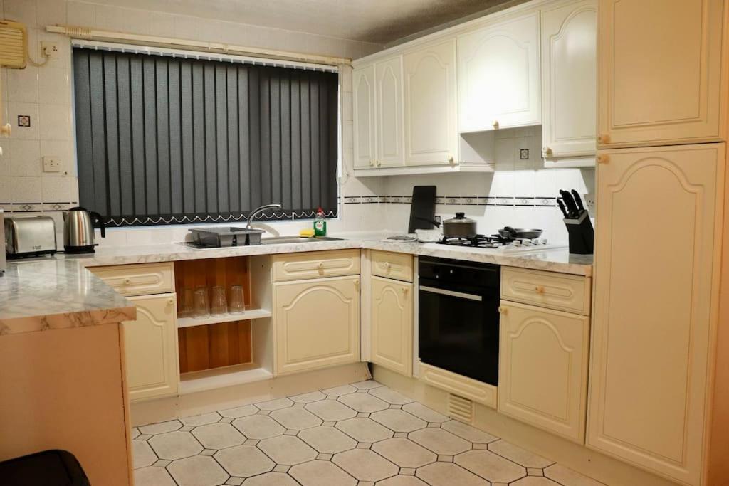 Lovely Staycation With Family Free Parking & Wifi Leeds  Dış mekan fotoğraf