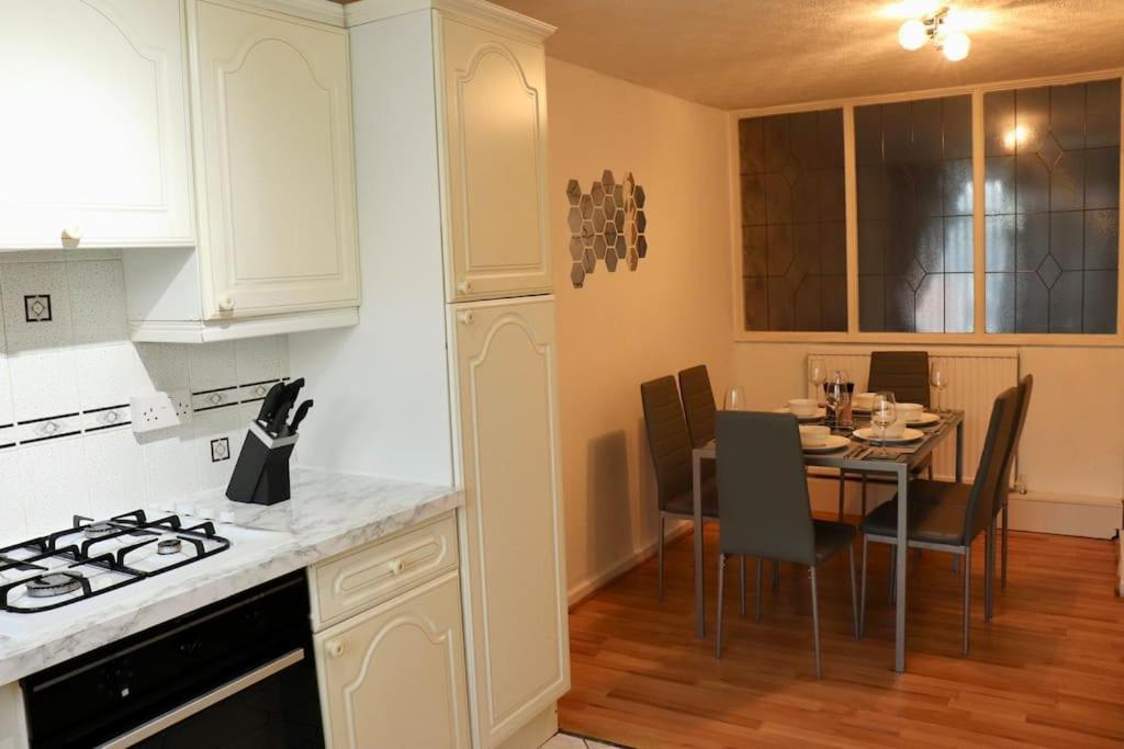 Lovely Staycation With Family Free Parking & Wifi Leeds  Dış mekan fotoğraf