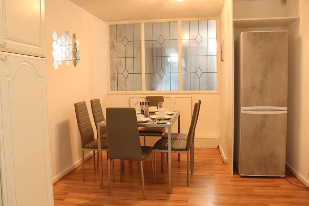 Lovely Staycation With Family Free Parking & Wifi Leeds  Dış mekan fotoğraf